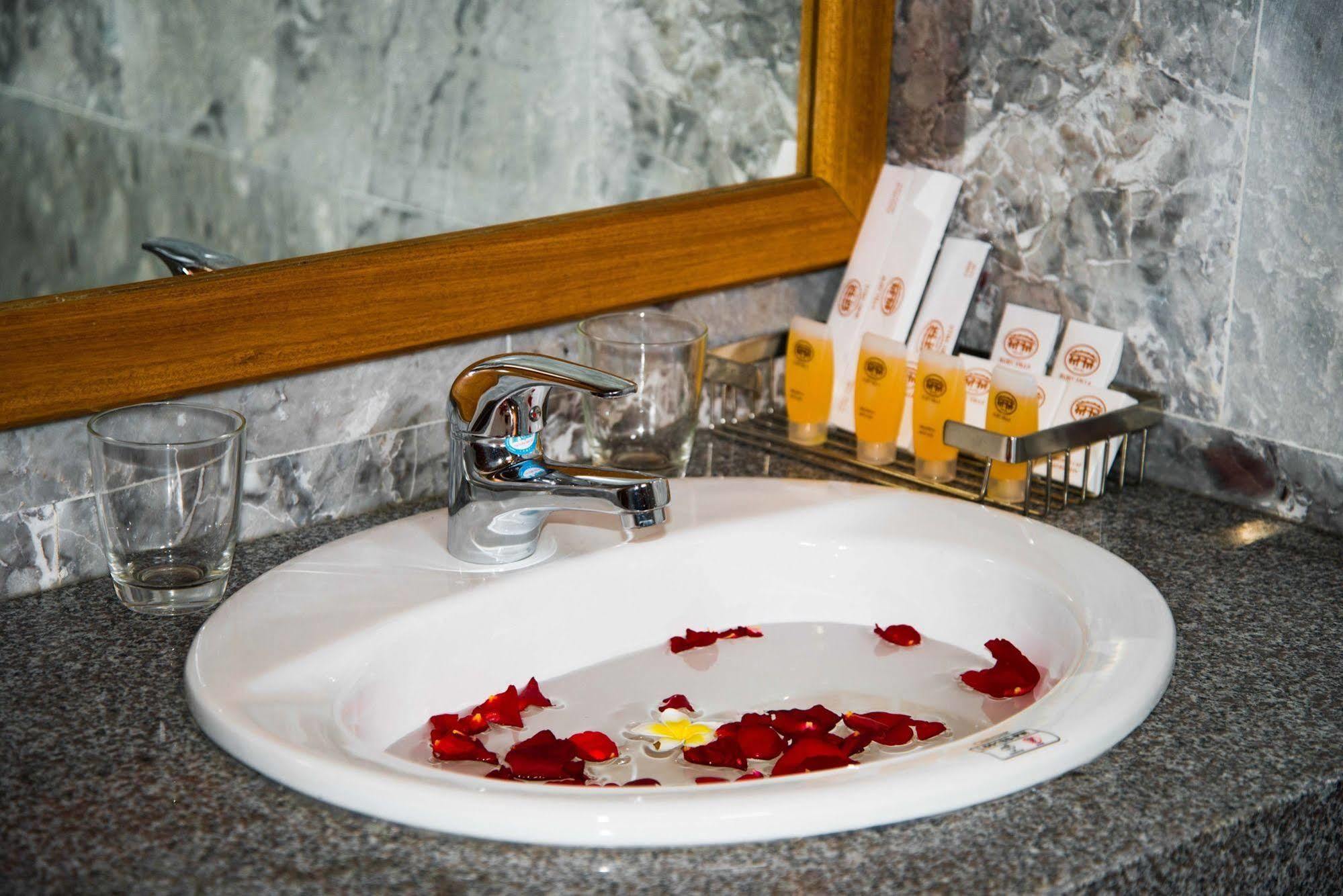 Ruby Hotel Hội An Buitenkant foto